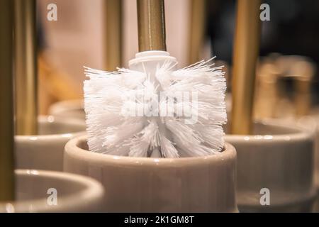 Nahaufnahme, Toilettenbürsten in einem Baumarkt. Stockfoto