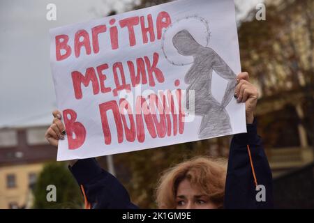 Lviv, Ukraine. 17. September 2022. Eine Frau hält ein Plakat, das die Freilassung von Kriegsgefangenen fordert, die während der Demonstration vom russischen Militär festgehalten wurden. In Lemberg nahmen Menschen an einer friedlichen Kundgebung zur Unterstützung von Kriegsgefangenen, älteren Frauen und Schwangeren Teil, die sich in dem Gebiet befinden, das nicht von der Ukraine kontrolliert wird. Die Organisatoren der Veranstaltung konzentrierten sich insbesondere auf die Geschichte einer Ärztin namens Maryana Mamonova aus der Stadt Mlynova, Region Rivne. Sie diente in Mariupol. Die Frau ist schwanger und steht kurz vor der Geburt. Außerdem sind Dutzende von weiblichen Sanitätern ebenfalls Gefangene. Th Stockfoto