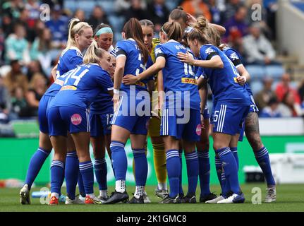 Leicester, Großbritannien. 18.. September 2022. Die Spieler von Leicester City huddeln vor dem FA Women's Super League-Spiel im King Power Stadium, Leicester. Bildnachweis sollte lauten: Darren Staples / Sportimage Credit: Sportimage/Alamy Live News