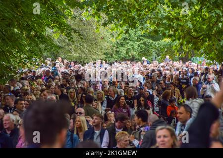 London, Großbritannien. 18. September 2022. Riesige Menschenmassen strömen in den Green Park, um die Blumengebete zu besuchen und am Vorabend der Staatsbegräbnis der Königin ihren Respekt zu zollen. Kredit: Vuk Valcic/Alamy Live Nachrichten Stockfoto