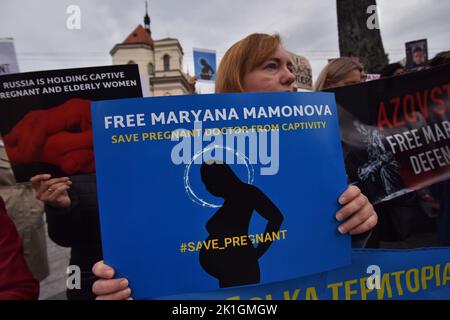 17. September 2022, Lviv, Ukraine: Eine Frau hält ein Plakat mit der Forderung nach der Freilassung der Schwangeren ukrainischen Sanitäterin Maryana Mamonova, die vom russischen Militär gefangen gehalten wird, während einer Kundgebung in Lviv. In Lemberg nahmen Menschen an einer friedlichen Kundgebung zur Unterstützung von Kriegsgefangenen, älteren Frauen und Schwangeren Teil, die sich in dem Gebiet befinden, das nicht von der Ukraine kontrolliert wird. Die Organisatoren der Veranstaltung konzentrierten sich insbesondere auf die Geschichte einer Ärztin namens Maryana Mamonova aus der Stadt Mlynova, Region Rivne. Sie diente in Mariupol. Die Frau ist schwanger und steht kurz vor der Geburt. Außerdem ein Dutzend Stockfoto