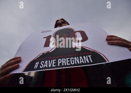 17. September 2022, Lviv, Ukraine: Eine Frau hält ein Plakat, auf dem sie die Freilassung von Kriegsgefangenen fordert, die während der Demonstration vom russischen Militär festgehalten wurden. In Lemberg nahmen Menschen an einer friedlichen Kundgebung zur Unterstützung von Kriegsgefangenen, älteren Frauen und Schwangeren Teil, die sich in dem Gebiet befinden, das nicht von der Ukraine kontrolliert wird. Die Organisatoren der Veranstaltung konzentrierten sich insbesondere auf die Geschichte einer Ärztin namens Maryana Mamonova aus der Stadt Mlynova, Region Rivne. Sie diente in Mariupol. Die Frau ist schwanger und steht kurz vor der Geburt. Außerdem sind Dutzende von weiblichen Sanitätern ebenfalls Gefangene. Th Stockfoto