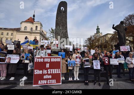 17. September 2022, Lviv, Ukraine: Demonstranten halten während der Demonstration Plakate mit ihren Meinungen. In Lemberg nahmen Menschen an einer friedlichen Kundgebung zur Unterstützung von Kriegsgefangenen, älteren Frauen und Schwangeren Teil, die sich in dem Gebiet befinden, das nicht von der Ukraine kontrolliert wird. Die Organisatoren der Veranstaltung konzentrierten sich insbesondere auf die Geschichte einer Ärztin namens Maryana Mamonova aus der Stadt Mlynova, Region Rivne. Sie diente in Mariupol. Die Frau ist schwanger und steht kurz vor der Geburt. Außerdem sind Dutzende von weiblichen Sanitätern ebenfalls Gefangene. Ihre Verwandten kennen den Zustand des capt nicht Stockfoto