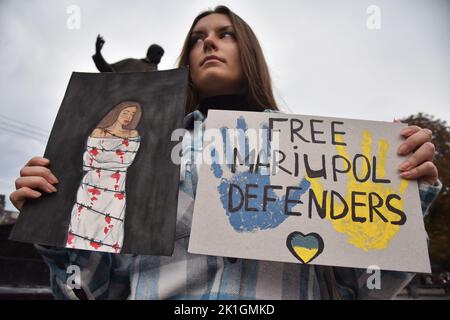 17. September 2022, Lviv, Ukraine: Eine Frau hält ein Plakat, auf dem sie die Freilassung von Kriegsgefangenen fordert, die während der Demonstration vom russischen Militär festgehalten wurden. In Lemberg nahmen Menschen an einer friedlichen Kundgebung zur Unterstützung von Kriegsgefangenen, älteren Frauen und Schwangeren Teil, die sich in dem Gebiet befinden, das nicht von der Ukraine kontrolliert wird. Die Organisatoren der Veranstaltung konzentrierten sich insbesondere auf die Geschichte einer Ärztin namens Maryana Mamonova aus der Stadt Mlynova, Region Rivne. Sie diente in Mariupol. Die Frau ist schwanger und steht kurz vor der Geburt. Außerdem sind Dutzende von weiblichen Sanitätern ebenfalls Gefangene. Th Stockfoto