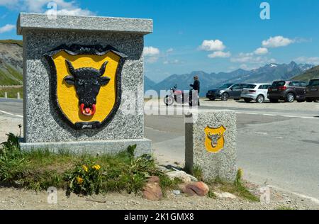 Grenzstein zum Kanton Uri auf dem Furkapass, Goms, Wallis, Schweiz Stockfoto