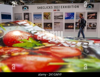 NEC Center 17. September 2022: Fotografen aus allen Gesellschaftsschichten besuchten die größte Messe in England, Ihre Majestät eine begeisterte Fotografin selbst Besucher nahmen sich Zeit, um über die Königin auf Sitzen unter Fotos zu reflektieren die jährliche 4-Tage-Show Samstag bis Dienstag in diesem Jahr wird die Show am Montag als Zeichen des Respekts schließen. Clifford Norton Alamy Stockfoto