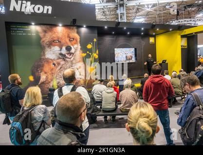 NEC Center 17. September 2022: Fotografen aus allen Gesellschaftsschichten besuchten die größte Messe in England, Ihre Majestät eine begeisterte Fotografin selbst Besucher nahmen sich Zeit, um über die Königin auf Sitzen unter Fotos zu reflektieren die jährliche 4-Tage-Show Samstag bis Dienstag in diesem Jahr wird die Show am Montag als Zeichen des Respekts schließen. Clifford Norton Alamy Stockfoto