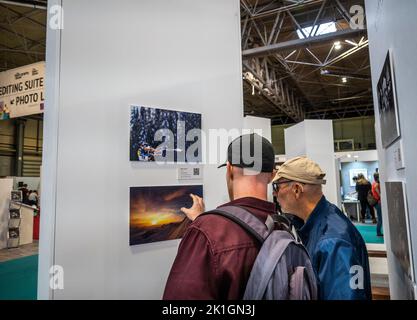 NEC Center 17. September 2022: Fotografen aus allen Gesellschaftsschichten besuchten die größte Messe in England, Ihre Majestät eine begeisterte Fotografin selbst Besucher nahmen sich Zeit, um über die Königin auf Sitzen unter Fotos zu reflektieren die jährliche 4-Tage-Show Samstag bis Dienstag in diesem Jahr wird die Show am Montag als Zeichen des Respekts schließen. Clifford Norton Alamy Stockfoto