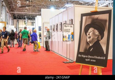 NEC Center 17. September 2022: Fotografen aus allen Gesellschaftsschichten besuchten die größte Messe in England, Ihre Majestät eine begeisterte Fotografin selbst Besucher nahmen sich Zeit, um über die Königin auf Sitzen unter Fotos zu reflektieren die jährliche 4-Tage-Show Samstag bis Dienstag in diesem Jahr wird die Show am Montag als Zeichen des Respekts schließen. Clifford Norton Alamy Stockfoto