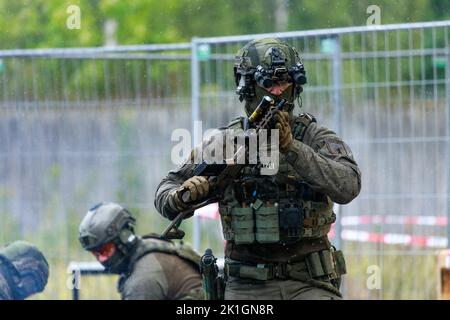 Berlin/Deutschland - 18. September 2022: Taktische Einheiten der deutschen Polizei, auf deutsch Spezialeinsatzkommando Polizei, SEK, üben eine Terrorangriffsübung. Stockfoto