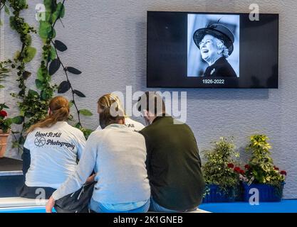 NEC Center 17. September 2022: Fotografen aus allen Gesellschaftsschichten besuchten die größte Messe in England, Ihre Majestät eine begeisterte Fotografin selbst Besucher nahmen sich Zeit, um über die Königin auf Sitzen unter Fotos zu reflektieren die jährliche 4-Tage-Show Samstag bis Dienstag in diesem Jahr wird die Show am Montag als Zeichen des Respekts schließen. Clifford Norton Alamy Stockfoto