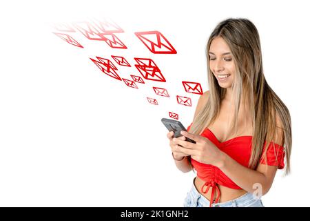 E-Mail Marketing Konzept, Frau liest E-Mail auf dem Smartphone, schöne Latina Frau erhält eine neue Nachricht. Copy Space, weißer Hintergrund. Stockfoto