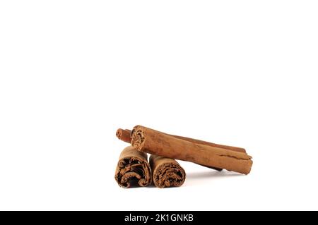 Haufen von organischen echten Zimt-Quills, Aroma aromatischen Gewürz isoliert auf weißem Hintergrund mit selektivem Fokus. Stockfoto