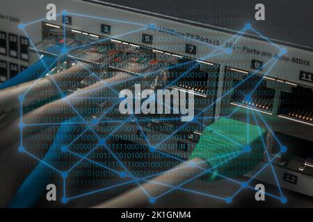 Großartiges Konzept für Netzwerke und Computersicherheit. Netzwerkdiagramm mit binärem Text. Netzwerkgeräte oder Switch im Hintergrund. Stockfoto