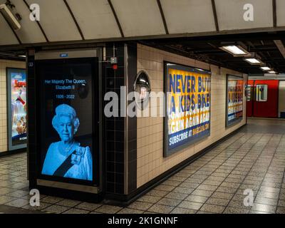 Digitale Plakate von Queen Elizabeth II beherrschten U-Bahn- und Bahnstajen in London, Großbritannien, nach ihrem Tod im Alter von 96 Jahren. Stockfoto