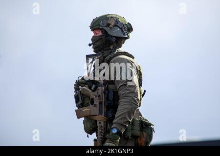 Berlin/Deutschland - 18. September 2022: Taktische Einheiten der deutschen Polizei, auf deutsch Spezialeinsatzkommando Polizei, SEK, üben eine Terrorangriffsübung. Stockfoto