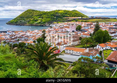 Blick auf die Stadt mit Monte Brasil und der Kathedrale Santissimo Salvador da SE Kirche aus dem Outeiro da Memoria, in Angra do Heroismo, Terceira Island, Azoren, Portugal. Stockfoto