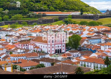 Blick auf die Stadt mit den Festungsmauern von Castelo de Sao Joao Baptista und der rosa Kathedrale Santissimo Salvador da SE Kirche aus dem Outeiro da Memoria, in Angra do Heroismo, Terceira Island, Azoren, Portugal. Stockfoto