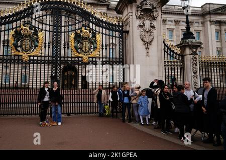 Zwei Frauen (Namen nicht angegeben) mit Clive the Corgi vor dem Buckingham Palace in London. Bilddatum: Sonntag, 18. September 2022. Stockfoto