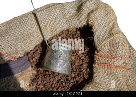 Haufen Kaffeebohnen. Kaffeebohnen isoliert auf dem Hintergrund. Liebe Kaffee-Konzept. Stockfoto
