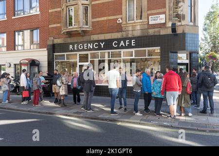 Einfaches Eckcafe mit gefliestem Äußeren, für ein komplettes englisches Frühstück und traditionelle britische Speisekarte Stockfoto