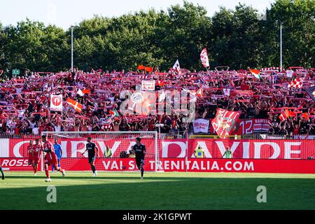 Monza, Italien. 18. September 2022. AC Monza Fans während AC Monza gegen Juventus FC, italienische Fußballserie A Spiel in Monza, Italien, September 18 2022 Quelle: Independent Photo Agency/Alamy Live News Stockfoto