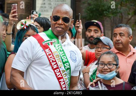 Bürgermeister Eric Adams (D) wird bei der jährlichen Mexican Day Parade entlang der Madison Avenue in New York City am 18. September 2 für ein Foto mit einem jungen Mädchen posiert sehen Stockfoto