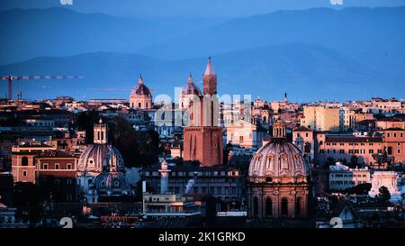 Der Blick auf die schöne Architektur von Rom, Italien. Stockfoto