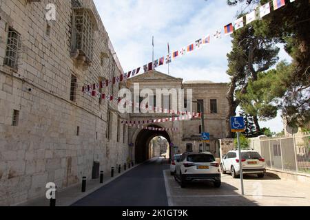 Jerusalem - Israel: 22. April 2022. Armenisches Viertel in der Altstadt von Jerusalem. Historische Straße der Altstadt Stockfoto