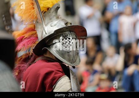 Bukarest, Rumänien - 17. September 2022: Antiker römischer Gladiator während einer historischen Nachstellung. Stockfoto