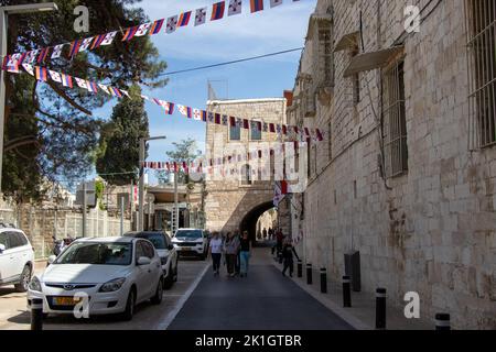 Jerusalem - Israel: 22. April 2022. Armenisches Viertel in der Altstadt von Jerusalem. Historische Straße der Altstadt Stockfoto