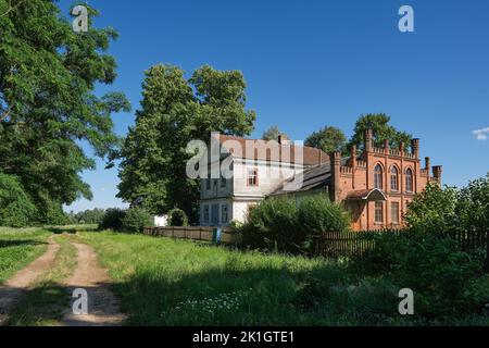 Belorussische Touristenattraktion - altes altes Bochwits-Haus im Dorf Fleryanovo, Bezirk Ljachowitschi, Gebiet Brest, Weißrussland. Stockfoto