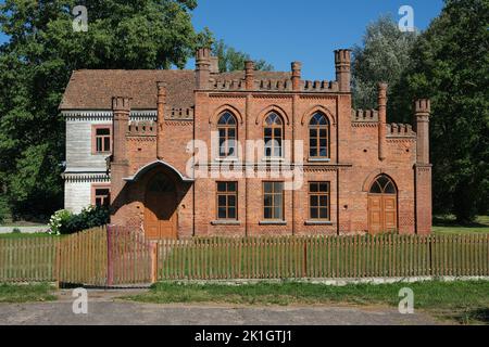 Belorussische Touristenattraktion - altes altes Bochwits-Haus in Fleryanovo, Bezirk Ljachowitschi, Gebiet Brest, Weißrussland. Stockfoto