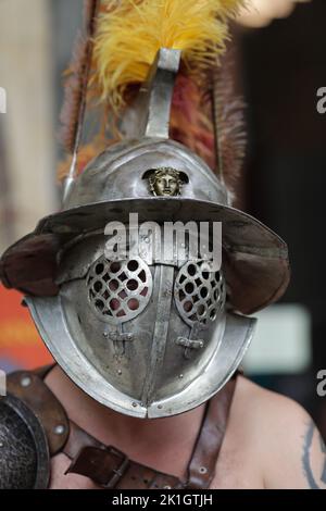 Bukarest, Rumänien - 17. September 2022: Antiker römischer Gladiator während einer historischen Nachstellung. Stockfoto