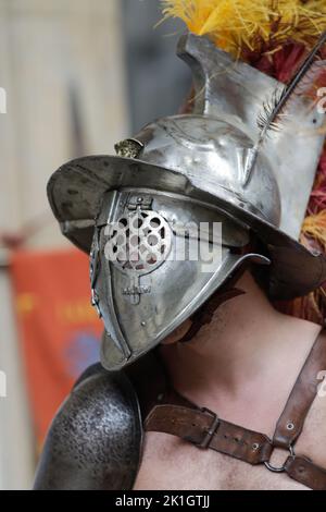 Bukarest, Rumänien - 17. September 2022: Antiker römischer Gladiator während einer historischen Nachstellung. Stockfoto