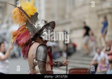 Bukarest, Rumänien - 17. September 2022: Antiker römischer Gladiator während einer historischen Nachstellung. Stockfoto