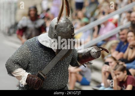 Bukarest, Rumänien - 17. September 2022: Antiker römischer Gladiator während einer historischen Nachstellung. Stockfoto