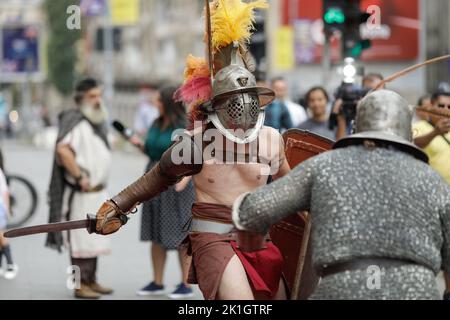 Bukarest, Rumänien - 17. September 2022: Antiker römischer Gladiator während einer historischen Nachstellung. Stockfoto