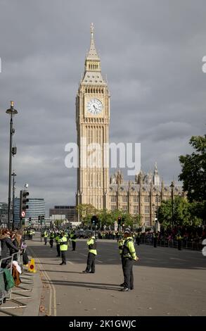 London, Großbritannien. 18. September 2022. Polizeibeamte sichern sich eine Kreuzung vor dem Palace of Westminster, während eintreffende Staatsgäste den ausgestellten Sarg von Queen Elizabeth II in der Westminster Hall besuchen. Die britische Königin Elizabeth II. Starb am 8. September 2022 im Alter von 96 Jahren. Der Sarg mit der Königin wird vier Tage lang im Palace of Westminster (Parlament) angelegt. Für den 19.. September ist in der Westminster Abbey ein Staatsakt mit rund 2000 Gästen und die Beerdigung im Windsor Castle bei London geplant. Quelle: Christian Charisius/dpa/Alamy Live News Stockfoto