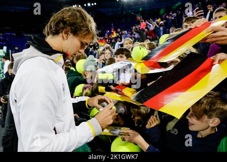 Hamburg, Deutschland. 18. September 2022. Tennis, Herren: Davis Cup - Gruppenphase, Gruppe C, Gruppenspiel-Runde, Deutschland - Australien. Krawietz/Pütz (Deutschland) - Ebden/Purcell (Australien). Alexander Zverev signiert Autogramme. Quelle: Frank Molter/dpa/Alamy Live News Stockfoto