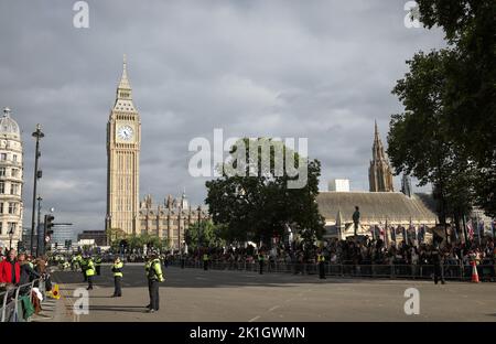 London, Großbritannien. 18. September 2022. Polizeibeamte sichern sich eine Kreuzung vor dem Palace of Westminster, während eintreffende Staatsgäste den ausgestellten Sarg von Queen Elizabeth II in der Westminster Hall besuchen. Die britische Königin Elizabeth II. Starb am 8. September 2022 im Alter von 96 Jahren. Der Sarg mit der Königin wird vier Tage lang im Palace of Westminster (Parlament) angelegt. Für den 19.. September ist in der Westminster Abbey ein Staatsakt mit rund 2000 Gästen und die Beerdigung im Windsor Castle bei London geplant. Quelle: Christian Charisius/dpa/Alamy Live News Stockfoto