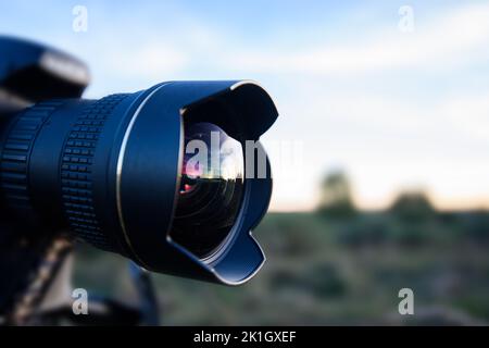 Nahaufnahme des Fisheye-Kameraobjektivs auf einer DSLR Stockfoto