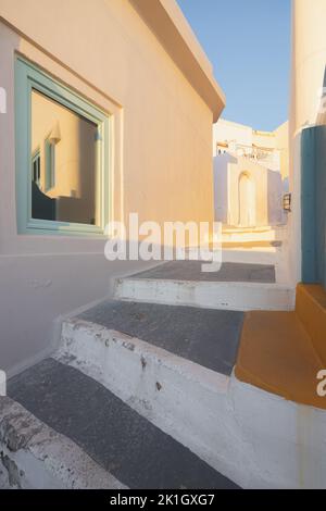 Farbenfrohe Gassen, Treppen und traditionelle weiße Architektur im malerischen Dorf Pyrgos Kallistis auf der griechischen Insel Santorini, Griechenland. Stockfoto