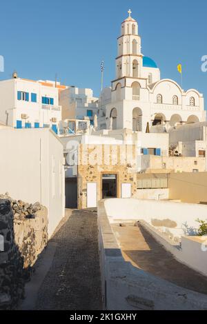 Die traditionelle blaue Kuppel griechisch-orthodoxe Heilige Kirche der Verklärung des Erlösers in dem reizenden malerischen Dorf Pyrgos Kallistis auf dem i Stockfoto