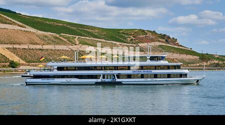 Bingen, Deutschland - 28. August 2022: Touristen An Bord Des Ausflugsschiffs Vater Rhein In Der Sommersaison In Bingen, Deutschland Stockfoto