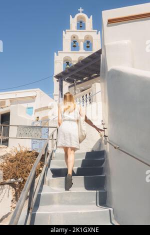 Eine junge blonde Touristin erkundet die traditionellen Altstadtstraßen im malerischen, charmanten Dorf Pyrgos Kallistis in Richtung Agia Theodosia Stockfoto