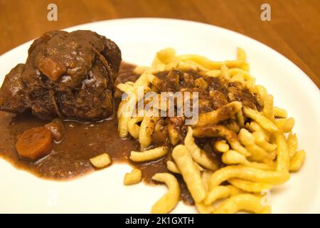 Rouladen mit Spaetzle Stockfoto