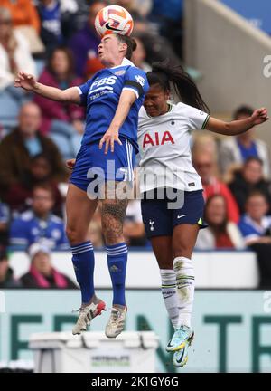 Leicester, Großbritannien. 18.. September 2022. Natasha Flint aus Leicester City wird während des Spiels der FA Women's Super League im King Power Stadium, Leicester, über Asmita Ale aus Tottenham Hotspur. Bildnachweis sollte lauten: Darren Staples / Sportimage Credit: Sportimage/Alamy Live News Stockfoto