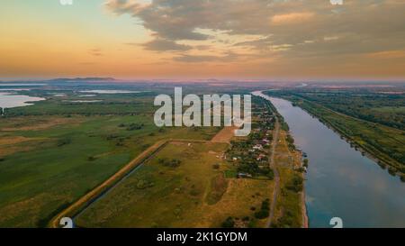 Luftaufnahmen über dem Donaudelta, in der Nähe der Stadt Sulina, Rumänien. Die Fotografie wurde von einer Drohne in einer höheren Höhe bei Sonnenaufgang aufgenommen. Stockfoto