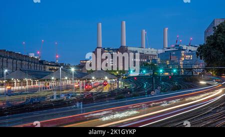 Battersea Power Station kurz vor der Eröffnung am 14. Oktober 2022. Das Art déco-Meisterwerk wird eine große Attraktion sein. Stockfoto